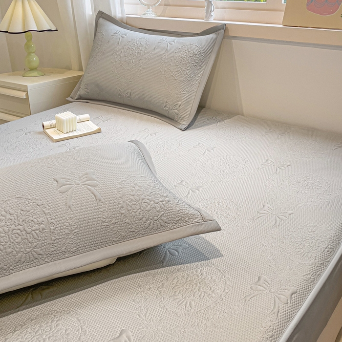 91家纺网 家纺一手货源 找家纺 富馨莱 2025新款A类480克PE凉感凉豆豆凉席三件套和单件床笠款 蝴蝶結-灰