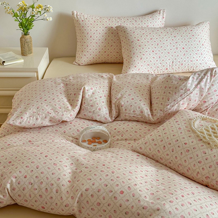 91家纺网 家纺一手货源 找家纺 塞纳 2026新款.全棉有氧双层纱四件套-场景一 奶油草莓-咖