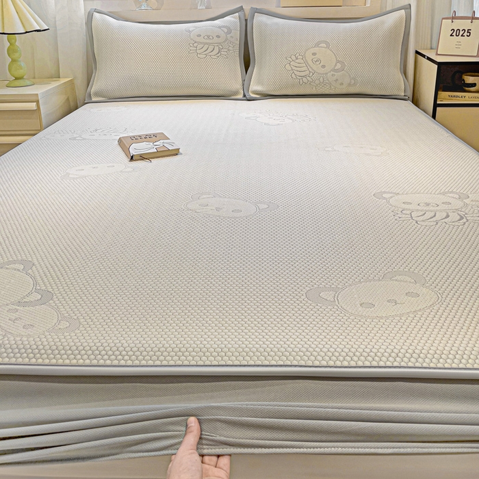 91家纺网 家纺一手货源 找家纺 富馨莱 2025新款A类480克PE凉感凉豆豆凉席三件套和单件床笠款 快乐熊仔