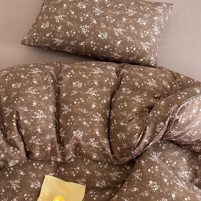 91家纺网 家纺一手货源 找家纺 塞纳 2026新款.全棉有氧双层纱四件套-场景一 花间梦-棕