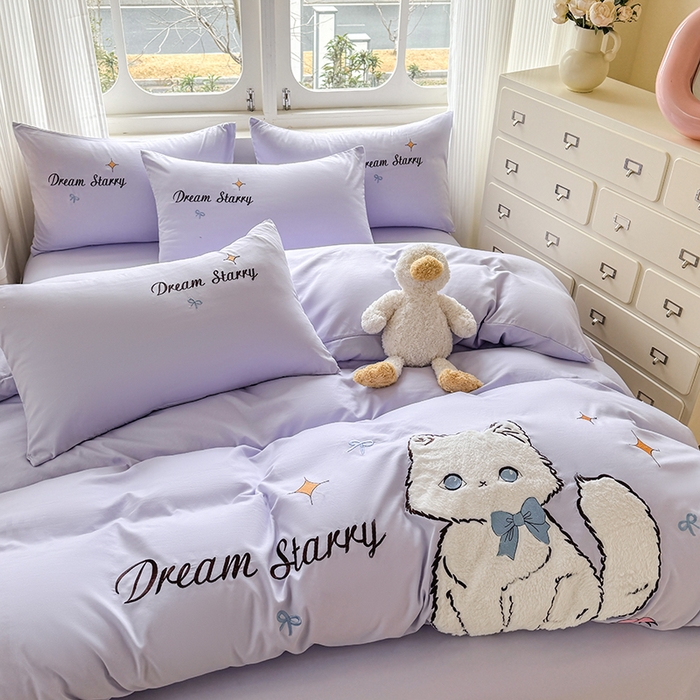 91家纺网 家纺一手货源 找家纺 凯美 2025新款超柔水洗棉卡通贴布绣四件套 幸运小猫-浅紫