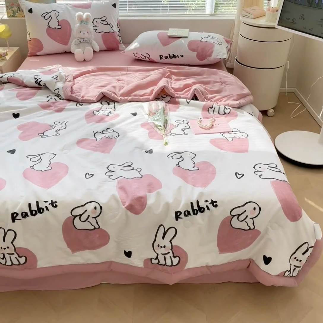 91家纺网 家纺一手货源 找家纺 一加一 2025新款A棉B水洗棉大豆夏被四件套 爱心粉兔