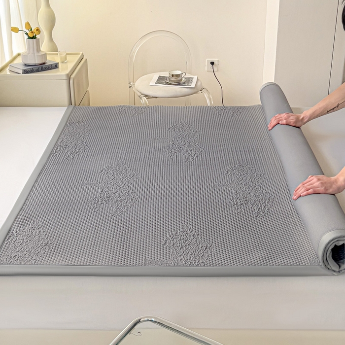 91家纺网 家纺一手货源 找家纺 富馨莱 2025新款A类480克PE凉感凉豆豆凉席三件套和单件平铺款 发财树-灰