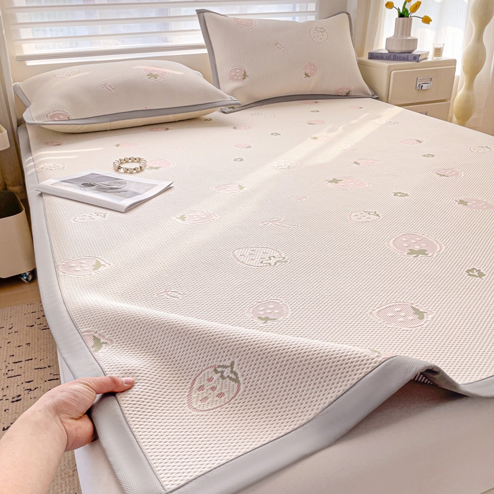 91家纺网 家纺一手货源 找家纺 富馨莱 2025新款A类480克PE凉感凉豆豆凉席三件套和单件平铺款 草莓乐园