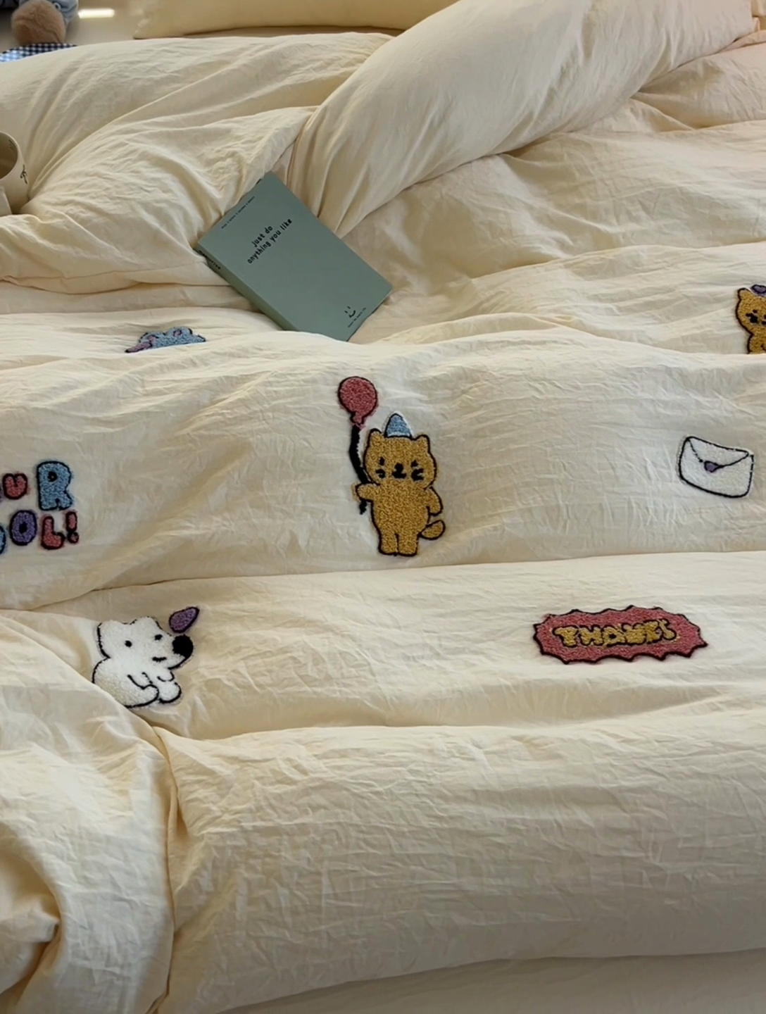 91家纺网 家纺一手货源 找家纺 韩巢家纺 2025新款超柔水洗棉毛巾绣四件套 动物乐园-奶黄