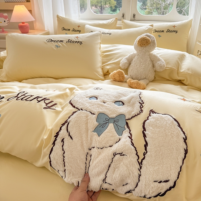 91家纺网 家纺一手货源 找家纺 凯美 2025新款超柔水洗棉卡通贴布绣四件套 幸运小猫-浅黄