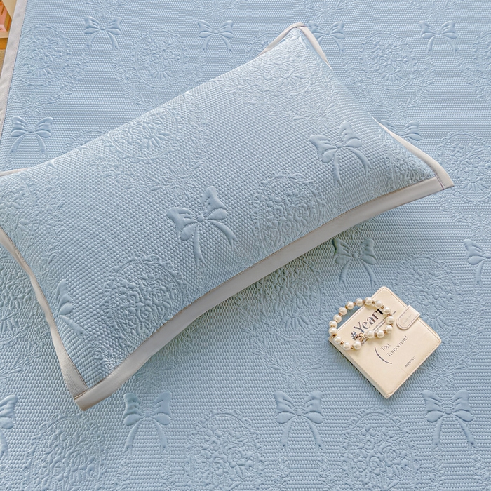 91家纺网 家纺一手货源 找家纺 富馨莱 2025新款A类480克PE凉感凉豆豆凉席三件套和单件平铺款 蝴蝶結-蓝