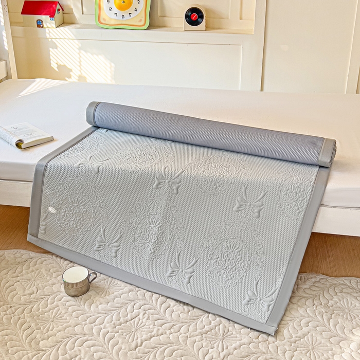 91家纺网 家纺一手货源 找家纺 富馨莱 2025新款A类480克PE凉感凉豆豆凉席三件套和单件学生款 蝴蝶結-灰