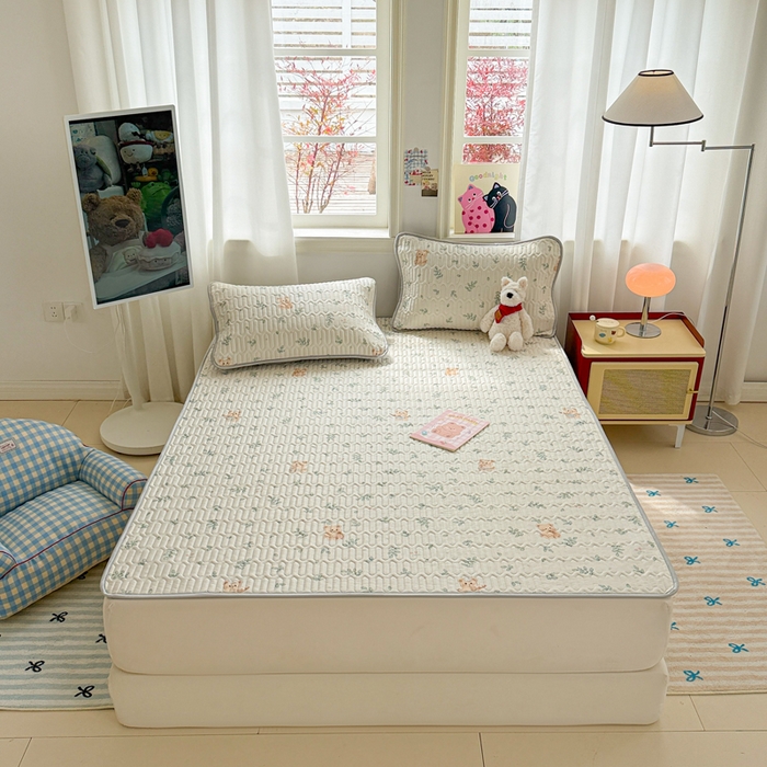 91家纺网 家纺一手货源 找家纺 慕尚家纺 2025新款小清新凉感丝乳胶席 邻家小熊