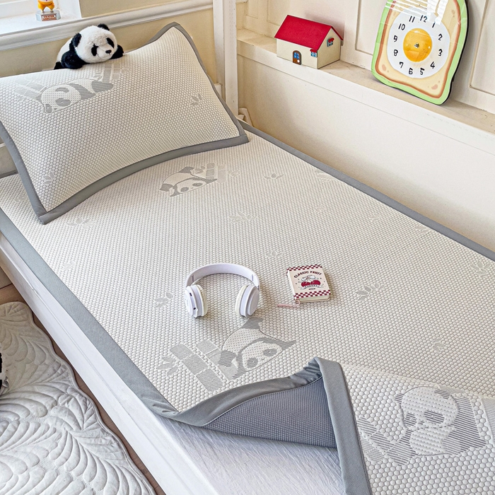 91家纺网 家纺一手货源 找家纺 富馨莱 2025新款A类480克PE凉感凉豆豆凉席三件套和单件学生款 熊猫嘟嘟-灰