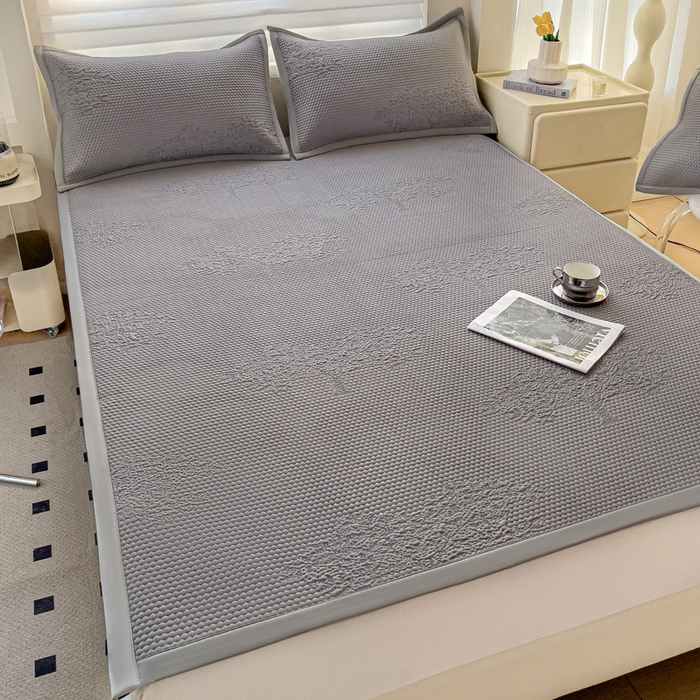 91家纺网 家纺一手货源 找家纺 富馨莱 2025新款A类480克PE凉感凉豆豆凉席三件套和单件平铺款 发财树-灰