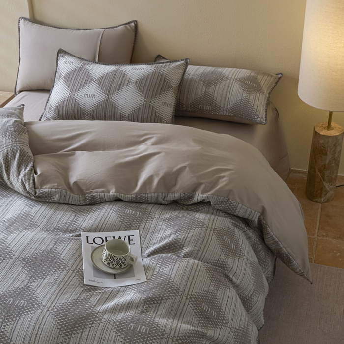 91家纺网 家纺一手货源 找家纺 2025新款亲肤全棉三层纱提花四件套 菱格-月灰