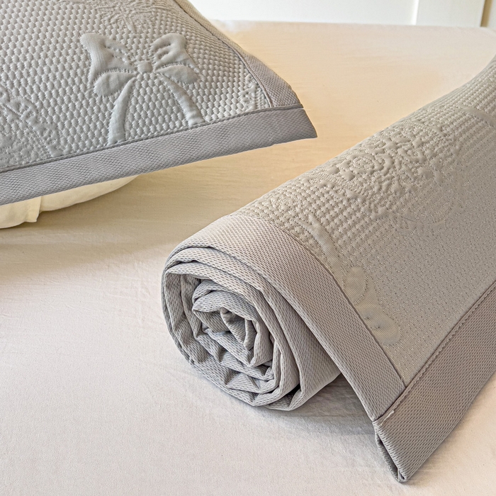 91家纺网 家纺一手货源 找家纺 富馨莱 2025新款A类480克PE凉感凉豆豆凉席三件套和单件学生款 蝴蝶結-灰