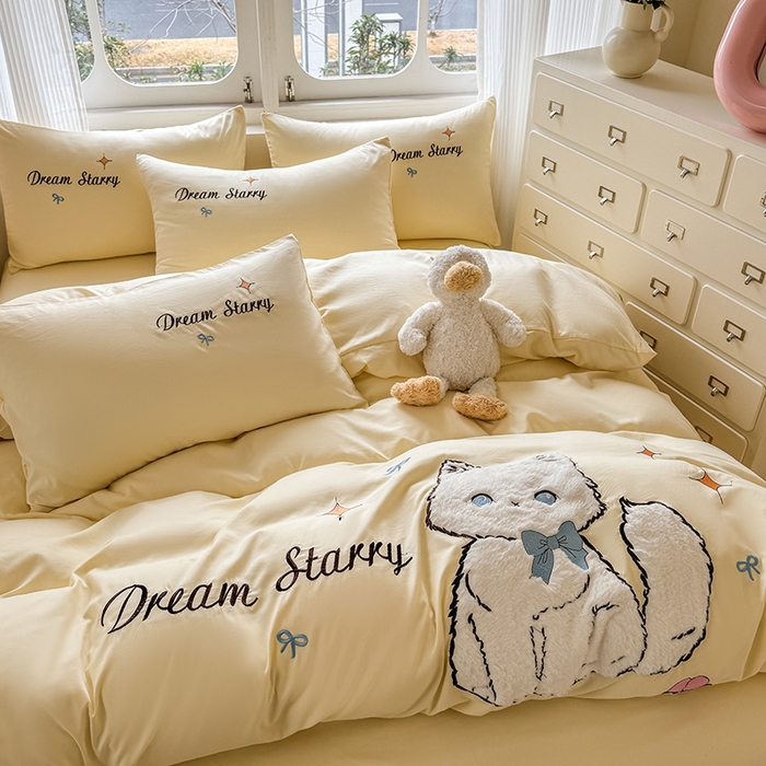 91家纺网 家纺一手货源 找家纺 凯美 2025新款超柔水洗棉卡通贴布绣四件套 幸运小猫-浅黄