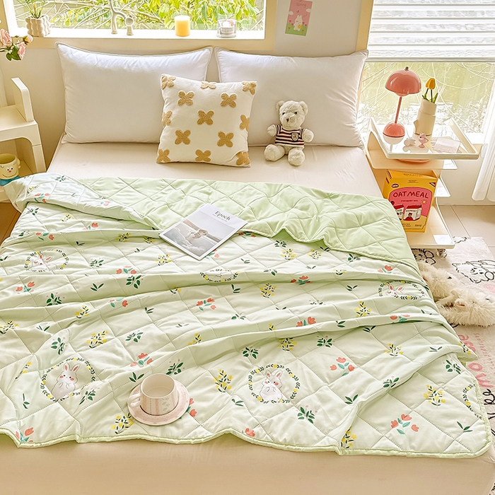 91家纺网 家纺一手货源 找家纺 憨豆家纺 2025新款纳米印花超声波夏被简约可机洗空调被夏凉被礼品被直播跨境 花间小兔