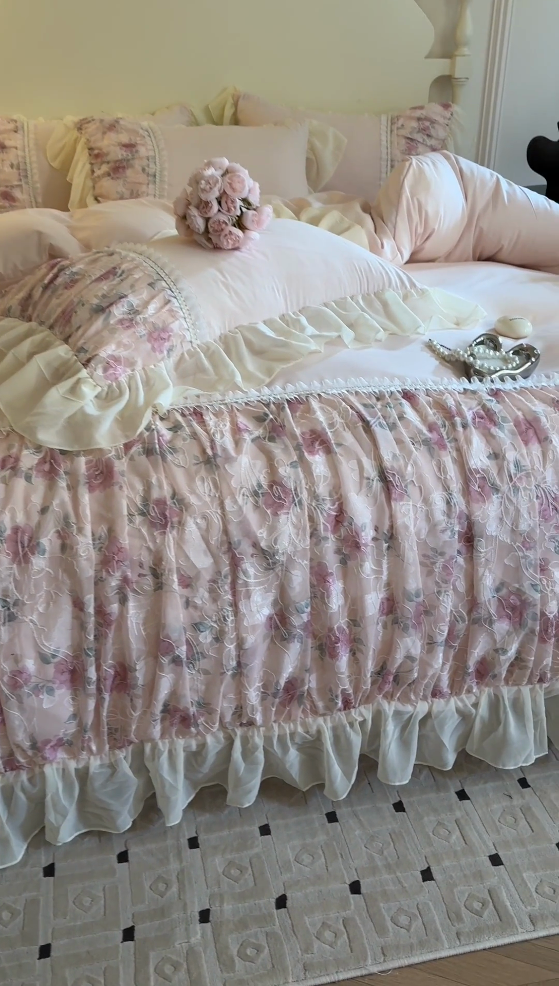 91家纺网 家纺一手货源 找家纺 富盛家纺 2025新款水洗亲肤棉雪纺印绣工艺四件套公主风四件套巴黎春天系列 巴黎春天-粉