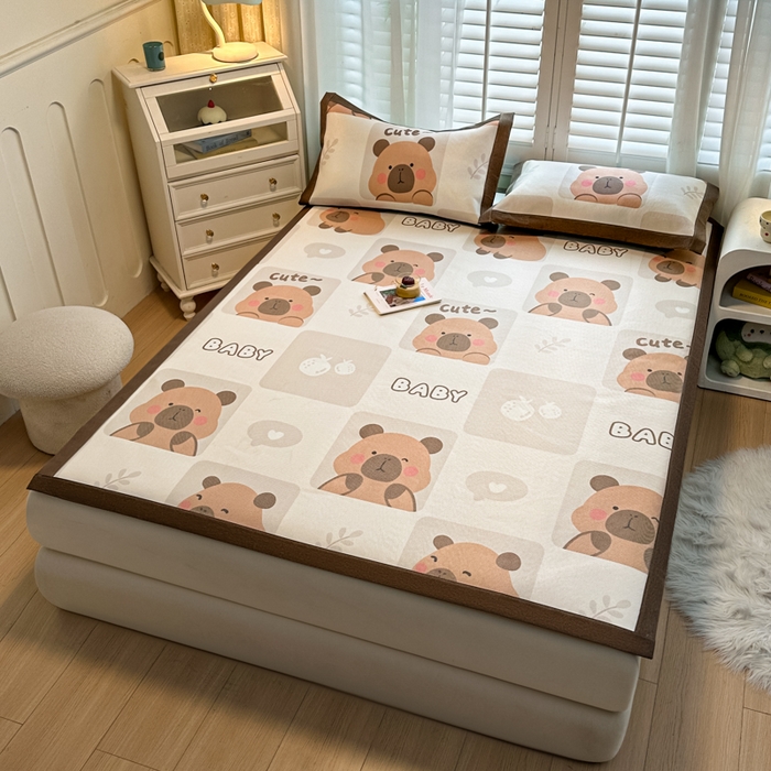 91家纺网 家纺一手货源 找家纺 席佬大 2025新款高克重卡通数码印花冰藤席床席床笠款 卡皮巴拉-平铺款-平铺款