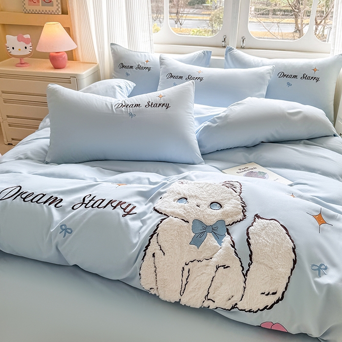 91家纺网 家纺一手货源 找家纺 凯美 2025新款超柔水洗棉卡通贴布绣四件套 幸运小猫-浅蓝