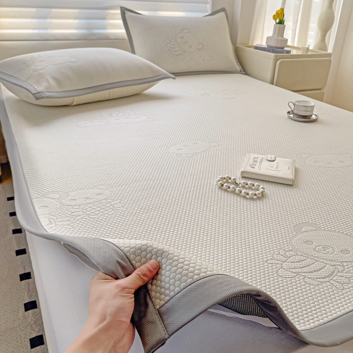 91家纺网 家纺一手货源 找家纺 富馨莱 2025新款A类480克PE凉感凉豆豆凉席三件套和单件平铺款 快乐熊仔