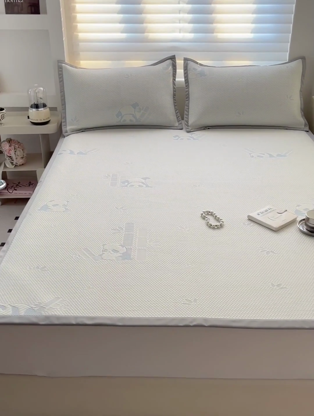 91家纺网 家纺一手货源 找家纺 富馨莱 2025新款A类480克PE凉感凉豆豆凉席三件套和单件平铺款 熊猫嘟嘟-蓝