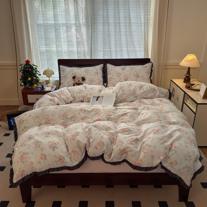 91家纺网 家纺一手货源 找家纺 曼之夏 2025春夏新款A类全棉纯棉邹邹纱花边款四件套 秘密花园