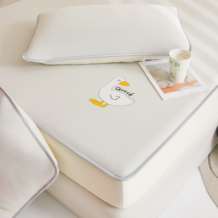 91家纺网 家纺一手货源 找家纺 2025春夏新款独家研发太空层凉感鸭冰丝烫画软凉席床笠款 凉感鸭-奶昔黄