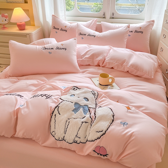 91家纺网 家纺一手货源 找家纺 凯美 2025新款超柔水洗棉卡通贴布绣四件套 幸运小猫-粉玉