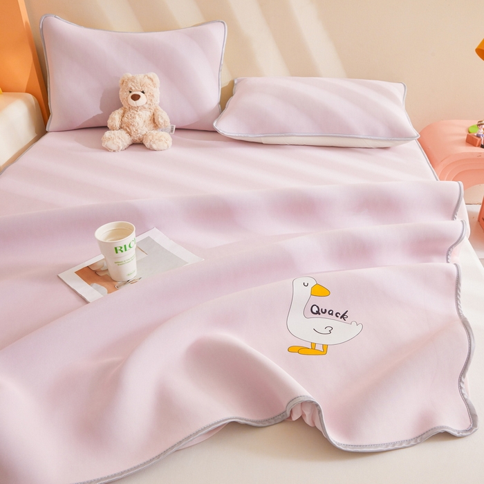 91家纺网 家纺一手货源 找家纺 2025春夏新款独家研发太空层凉感鸭冰丝烫画软凉席床笠款 凉感鸭-樱花粉