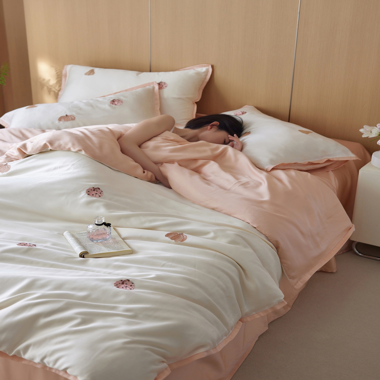 91家纺网 家纺一手货源 找家纺 风向标家纺  2025新款奥地利进口60s兰精天丝拼边款（风格一） 草间南瓜