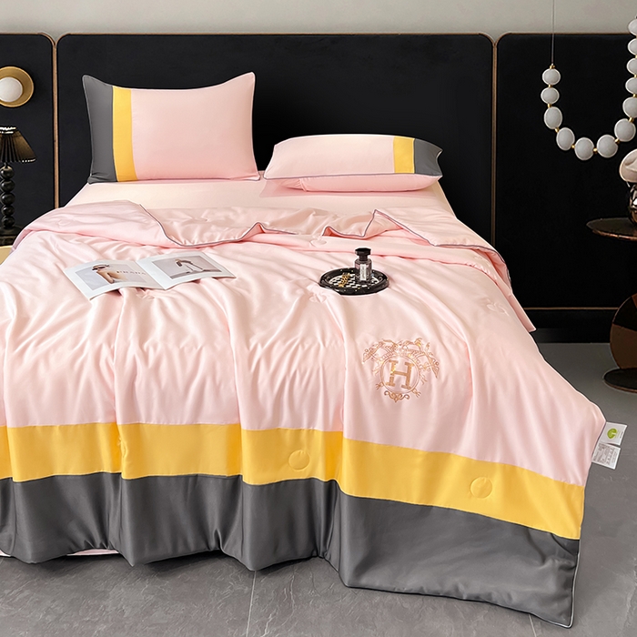 91家纺网 家纺一手货源 找家纺 梦舒羽 2025新款清凉舒适水洗冰丝双拼亮钻夏被四件套 双拼亮钻优雅粉