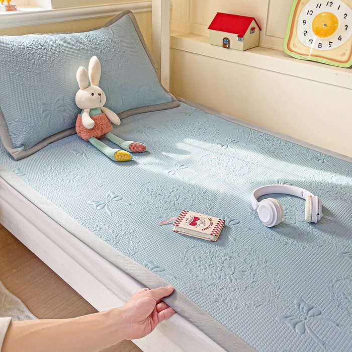 91家纺网 家纺一手货源 找家纺 富馨莱 2025新款A类480克PE凉感凉豆豆凉席三件套和单件学生款 蝴蝶結-蓝