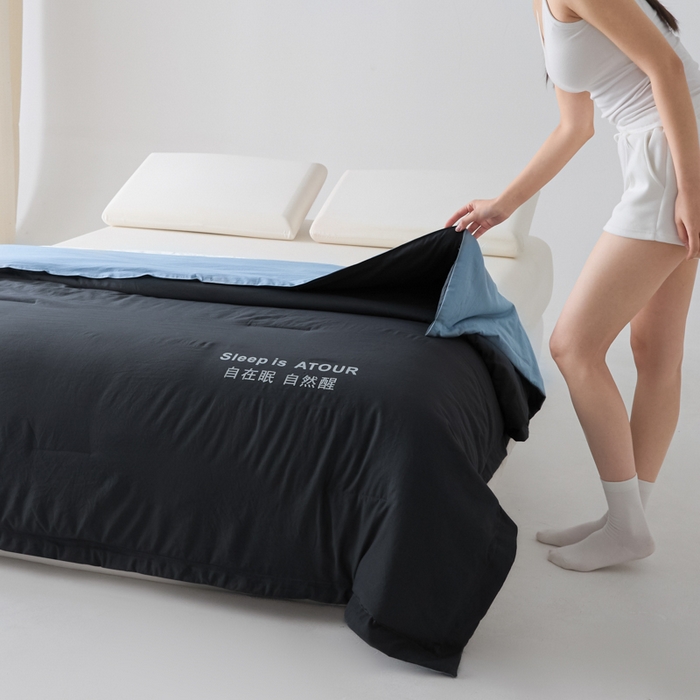 91家纺网 家纺一手货源 找家纺 暖芯家纺 2025新款亚朵同款深睡Pro夏被自在眠自然醒 深灰+普鲁士蓝
