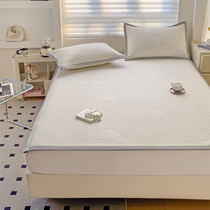 91家纺网 家纺一手货源 找家纺 富馨莱 2025新款A类480克PE凉感凉豆豆凉席三件套和单件平铺款 快乐熊仔