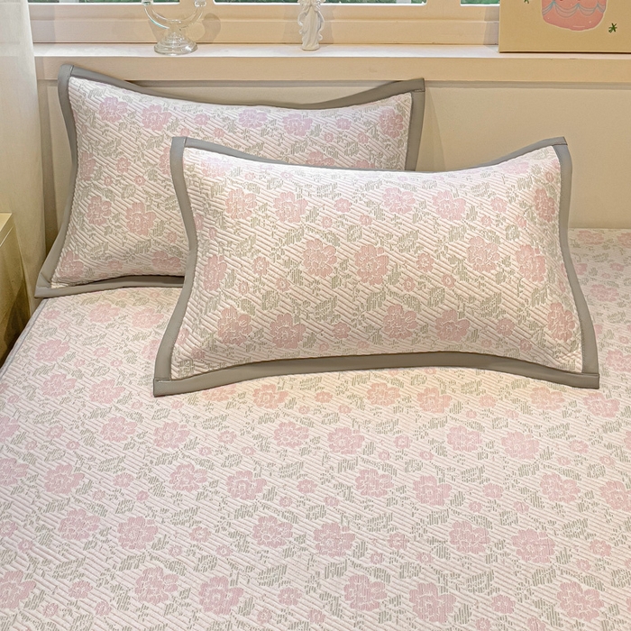 91家纺网 家纺一手货源 找家纺 富馨莱 2025新款A类480克PE凉感凉豆豆凉席三件套和单件床笠款 玫瑰花园-粉