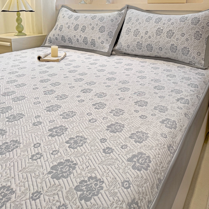 91家纺网 家纺一手货源 找家纺 富馨莱 2025新款A类480克PE凉感凉豆豆凉席三件套和单件床笠款 玫瑰花园-灰