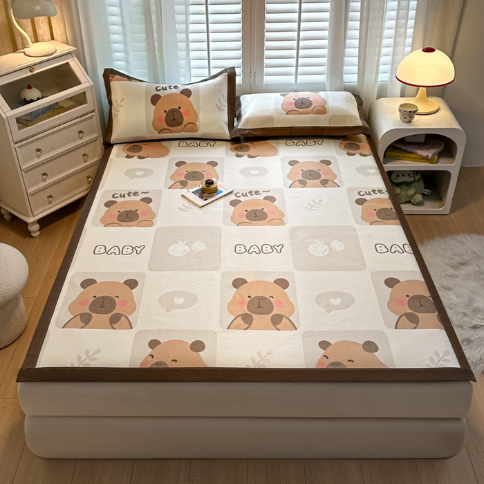 91家纺网 家纺一手货源 找家纺 席佬大 2025新款高克重卡通数码印花冰藤席床席床笠款 卡皮巴拉-平铺款-平铺款