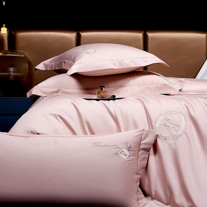 91家纺网 家纺一手货源 找家纺 U品汇 2025新款60s支贡缎长绒棉刺绣花四件套纯棉全棉100%棉礼盒包装 安妮贝尔-豆沙