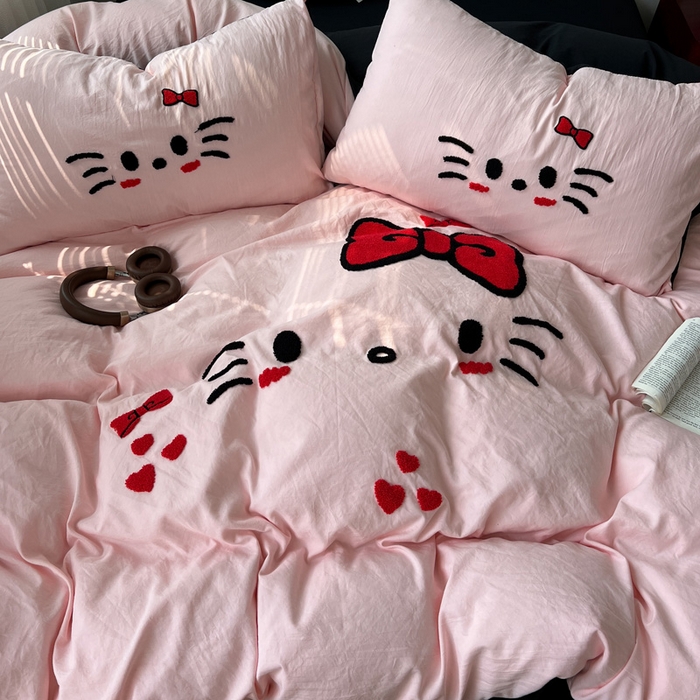 91家纺网 家纺一手货源 找家纺 优色良品家纺 2025新款110克超柔水洗棉卡通毛巾绣四件套 蝴蝶猫咪-粉黑