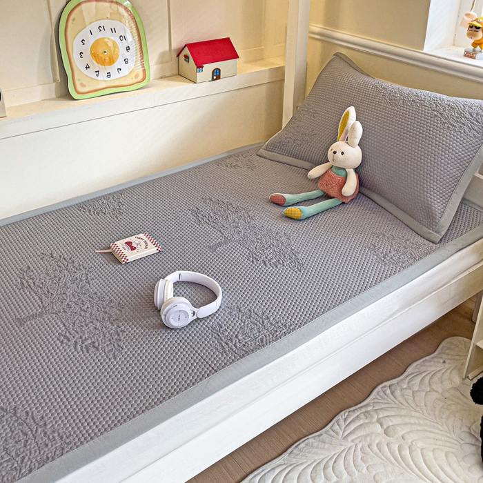 91家纺网 家纺一手货源 找家纺 富馨莱 2025新款A类480克PE凉感凉豆豆凉席三件套和单件学生款 发财树-灰