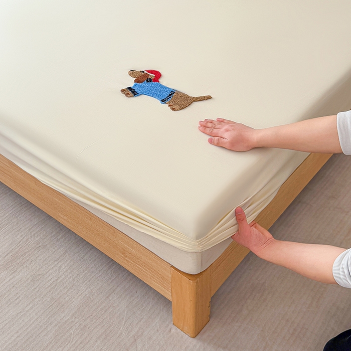 91家纺网 家纺一手货源 找家纺 澳梵家居 2025新款A类全棉毛巾绣床笠 腊肠小狗-白