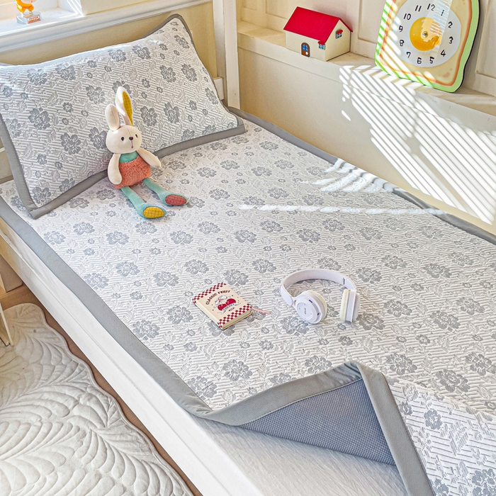 91家纺网 家纺一手货源 找家纺 富馨莱 2025新款A类480克PE凉感凉豆豆凉席三件套和单件学生款 玫瑰花园-灰