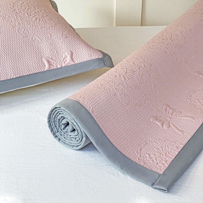 91家纺网 家纺一手货源 找家纺 富馨莱 2025新款A类480克PE凉感凉豆豆凉席三件套和单件学生款 蝴蝶結-奶昔粉