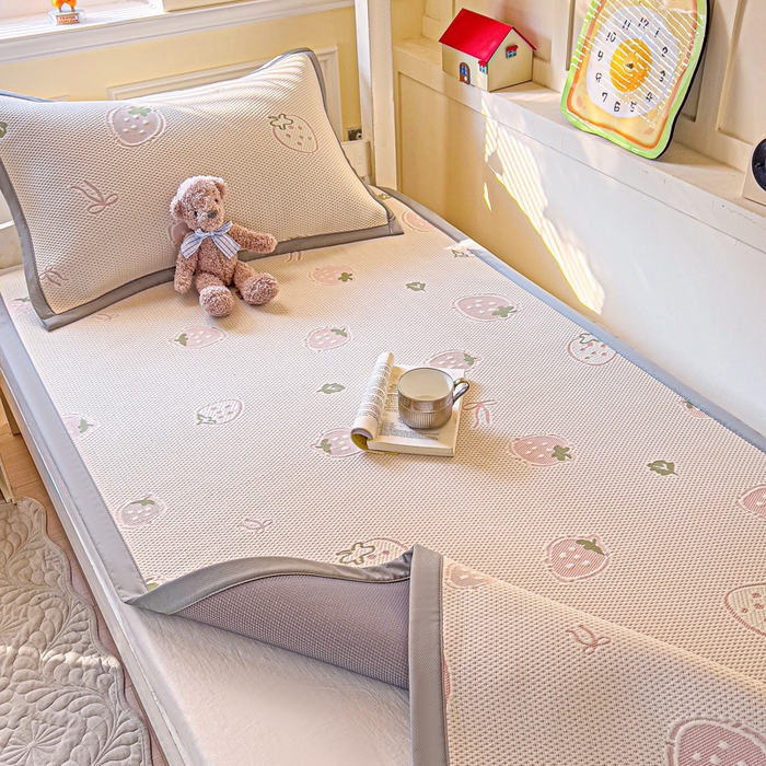 91家纺网 家纺一手货源 找家纺 富馨莱 2025新款A类480克PE凉感凉豆豆凉席三件套和单件学生款 草莓乐园