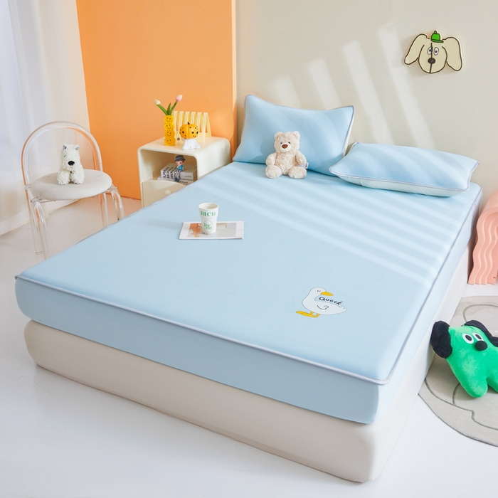 91家纺网 家纺一手货源 找家纺 2025春夏新款独家研发太空层凉感鸭冰丝烫画软凉席床笠款 凉感鸭-浅兰