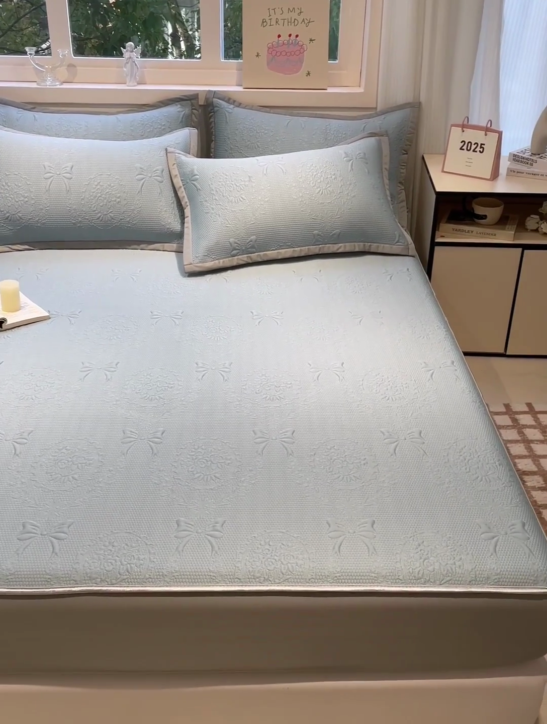 91家纺网 家纺一手货源 找家纺 富馨莱 2025新款A类480克PE凉感凉豆豆凉席三件套和单件床笠款 蝴蝶結-蓝