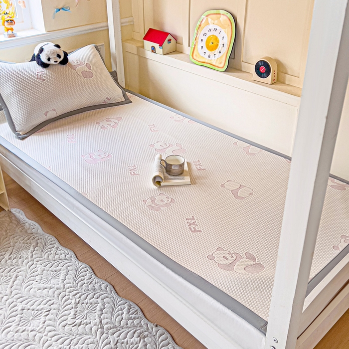 91家纺网 家纺一手货源 找家纺 富馨莱 2025新款A类480克PE凉感凉豆豆凉席三件套和单件学生款 熊猫嘟嘟-粉