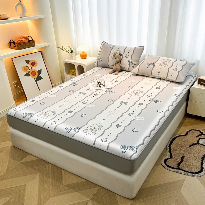 91家纺网 家纺一手货源 找家纺 2025春夏新款独家研发太空层凉感软席冰丝印花凉席床笠款 甜梦小熊