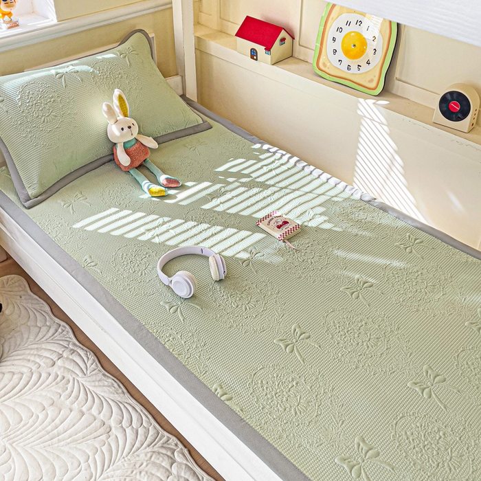 91家纺网 家纺一手货源 找家纺 富馨莱 2025新款A类480克PE凉感凉豆豆凉席三件套和单件学生款 蝴蝶結-绿