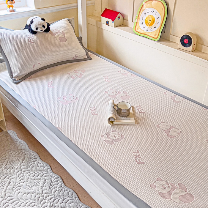 91家纺网 家纺一手货源 找家纺 富馨莱 2025新款A类480克PE凉感凉豆豆凉席三件套和单件学生款 熊猫嘟嘟-粉