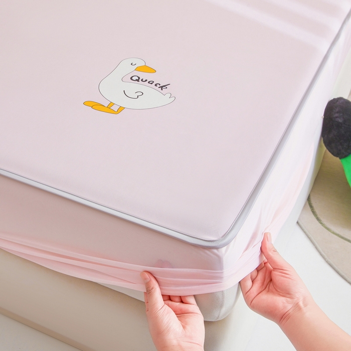 91家纺网 家纺一手货源 找家纺 2025春夏新款独家研发太空层凉感鸭冰丝烫画软凉席床笠款 凉感鸭-樱花粉